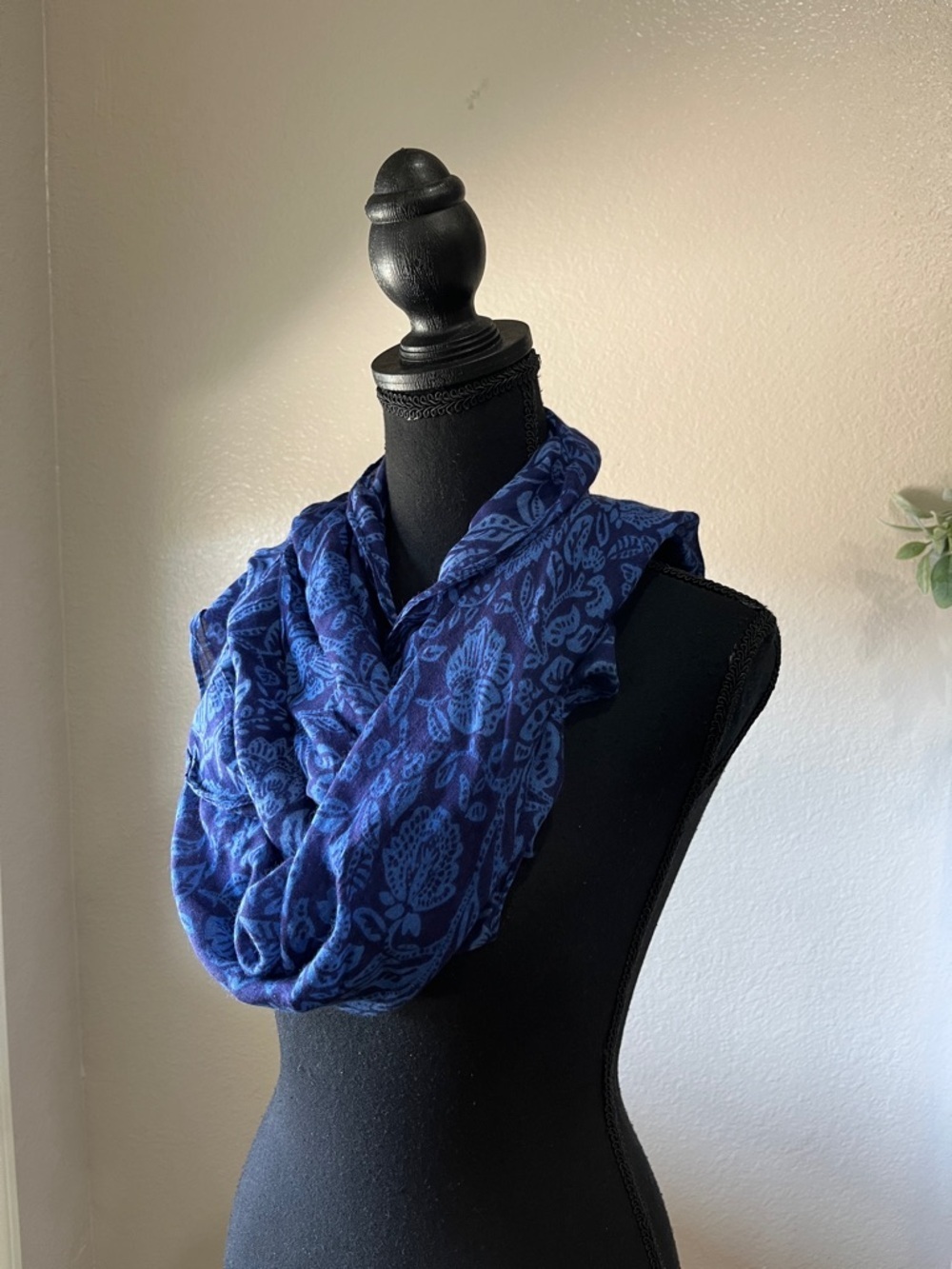 GAP Women’s Blue Floral Infinity Scarf Lightweight Career Business Office Chic
